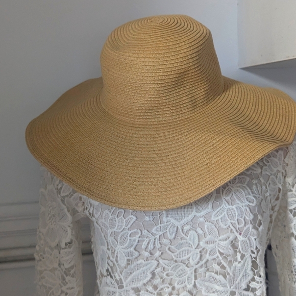 Straw summer hat - Picture 2 of 3